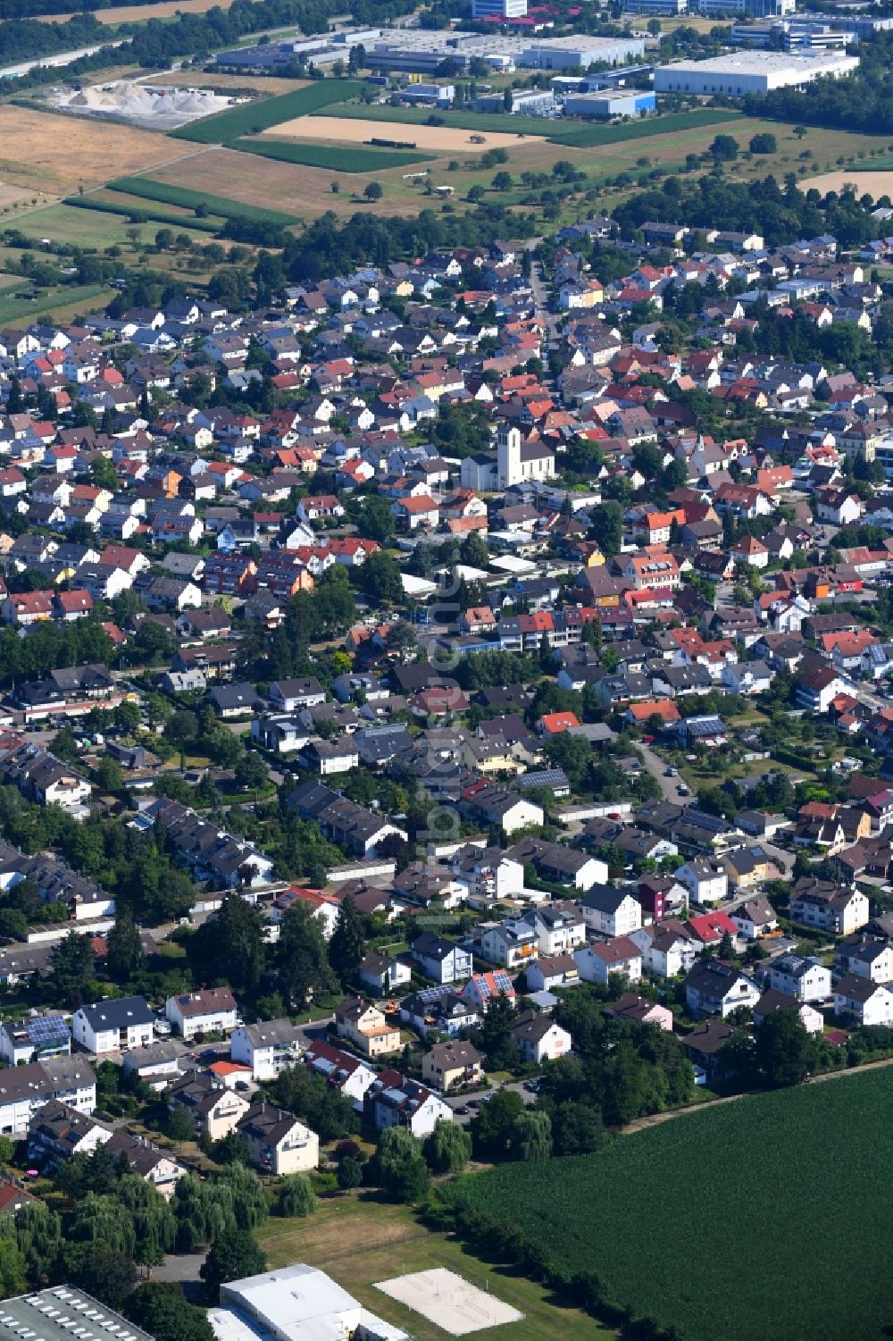 Bruchhausen aus der Vogelperspektive: Gesamtübersicht und Stadtgebiet mit Außenbezirken und Innenstadtbereich in Bruchhausen im Bundesland Baden-Württemberg, Deutschland