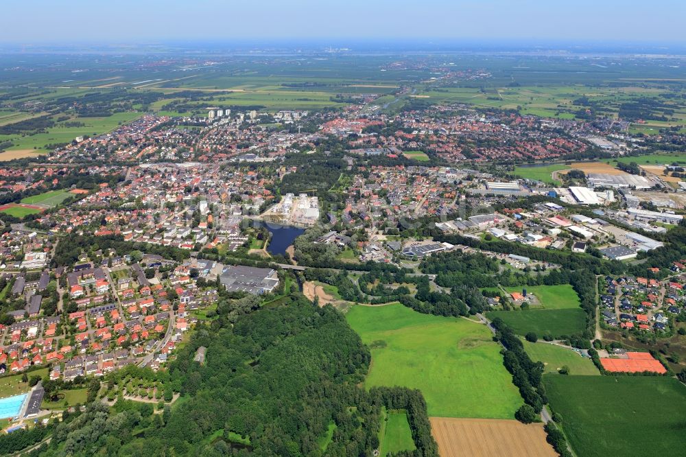 Buxtehude aus der Vogelperspektive: Gesamtübersicht und Stadtgebiet mit Außenbezirken und Innenstadtbereich in Buxtehude im Bundesland Niedersachsen, Deutschland