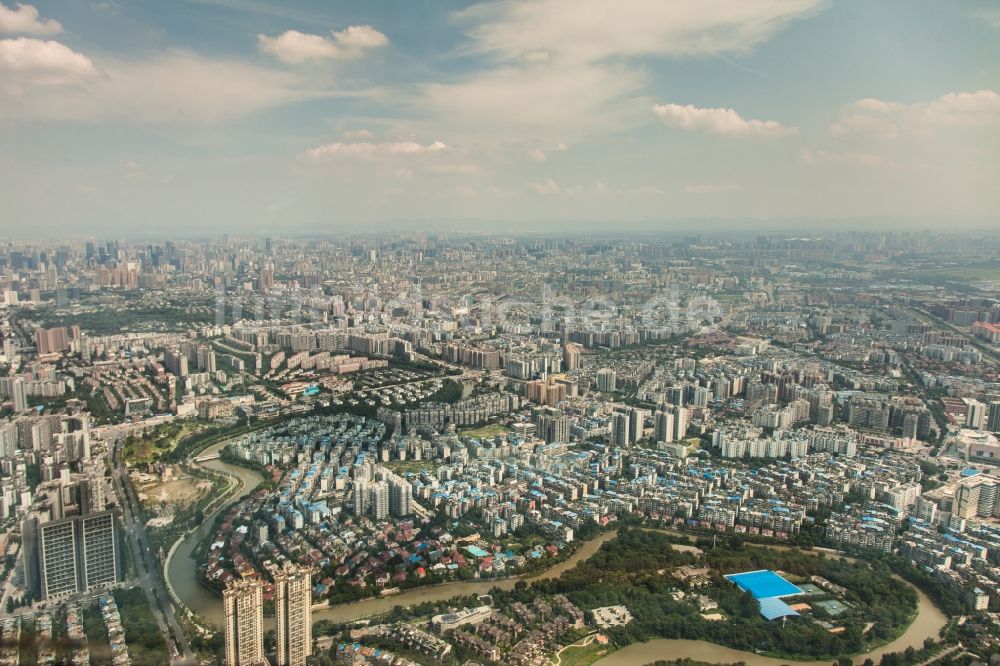 Luftaufnahme Chengdu Shi - Gesamtübersicht und Stadtgebiet mit Außenbezirken und Innenstadtbereich in Chengdu Shi in Sichuan Sheng, China