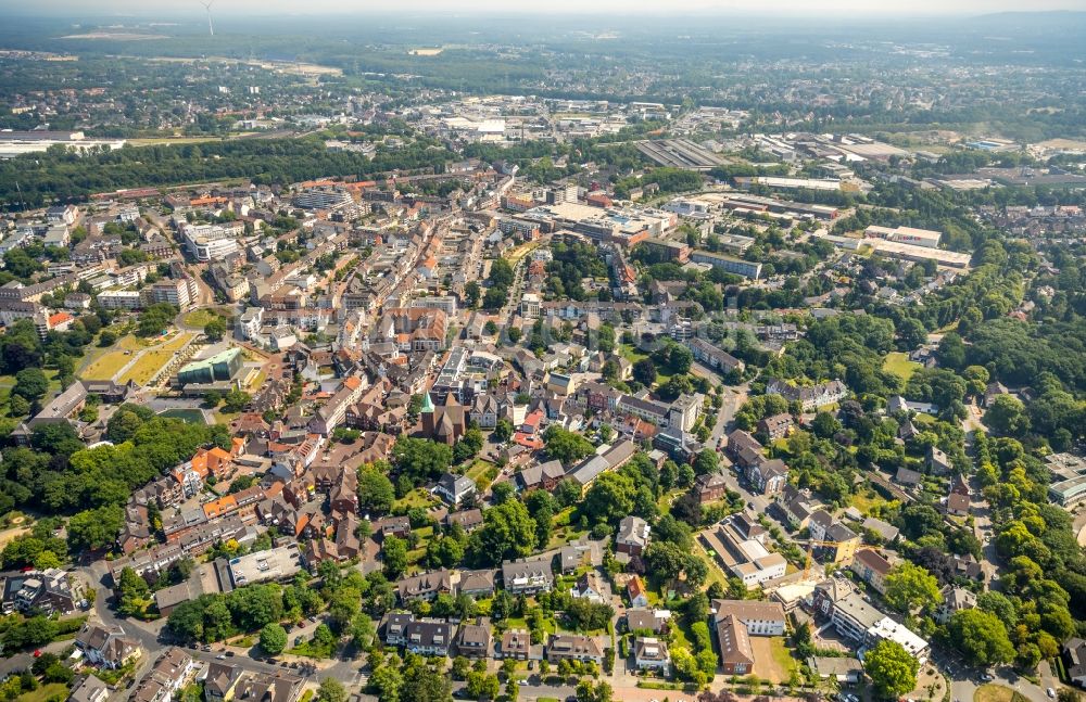 Dinslaken aus der Vogelperspektive: Gesamtübersicht und Stadtgebiet mit Außenbezirken und Innenstadtbereich in Dinslaken im Bundesland Nordrhein-Westfalen - NRW, Deutschland