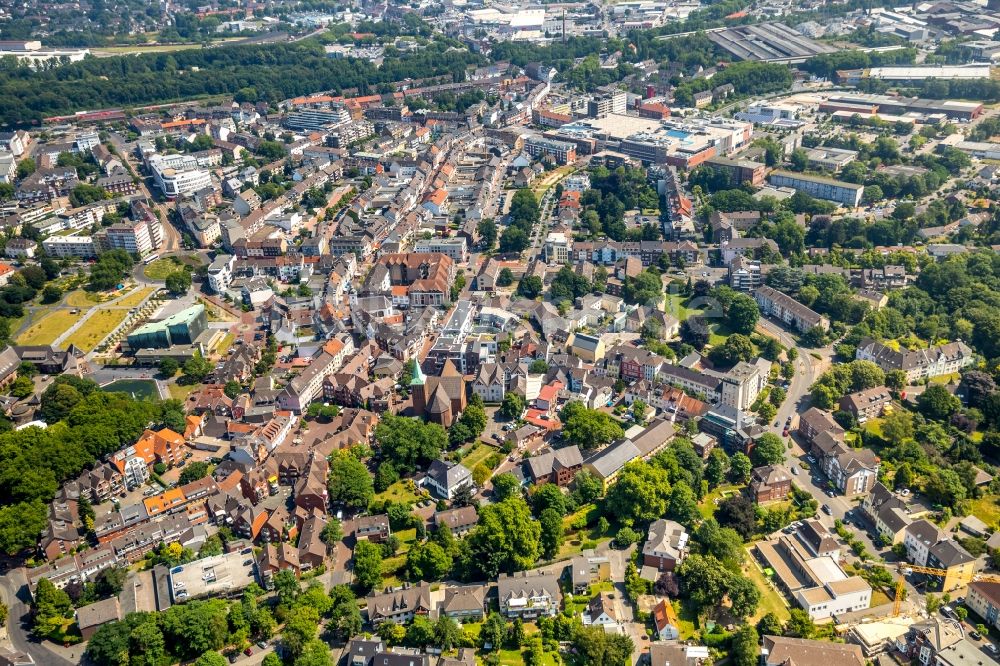 Luftbild Dinslaken - Gesamtübersicht und Stadtgebiet mit Außenbezirken und Innenstadtbereich in Dinslaken im Bundesland Nordrhein-Westfalen - NRW, Deutschland