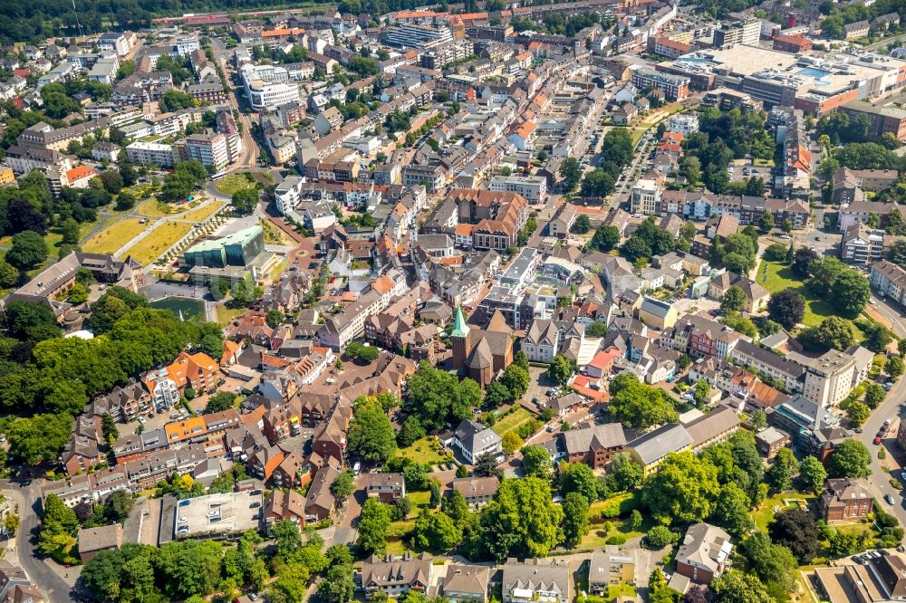 Luftaufnahme Dinslaken - Gesamtübersicht und Stadtgebiet mit Außenbezirken und Innenstadtbereich in Dinslaken im Bundesland Nordrhein-Westfalen - NRW, Deutschland