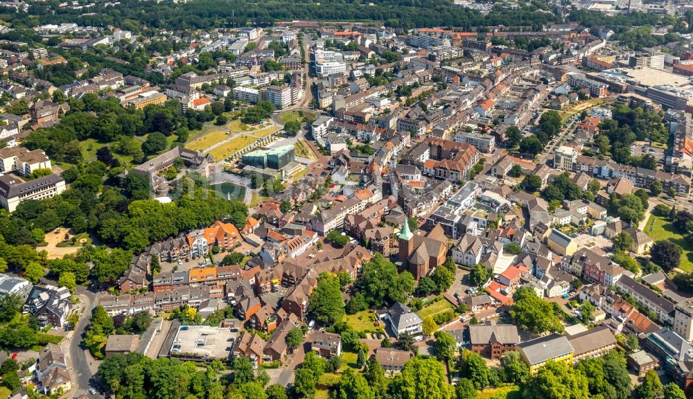 Dinslaken von oben - Gesamtübersicht und Stadtgebiet mit Außenbezirken und Innenstadtbereich in Dinslaken im Bundesland Nordrhein-Westfalen - NRW, Deutschland