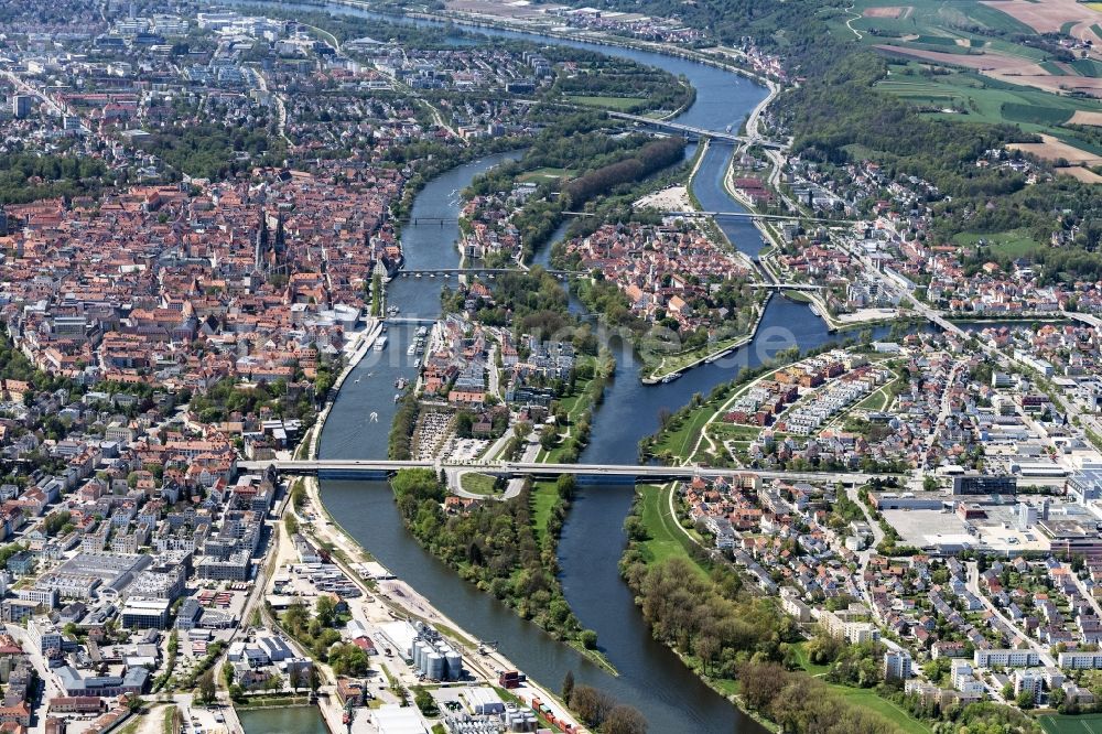 Luftaufnahme Regensburg - Gesamtübersicht und Stadtgebiet mit Außenbezirken und Innenstadtbereich an der Donau in Regensburg im Bundesland Bayern, Deutschland