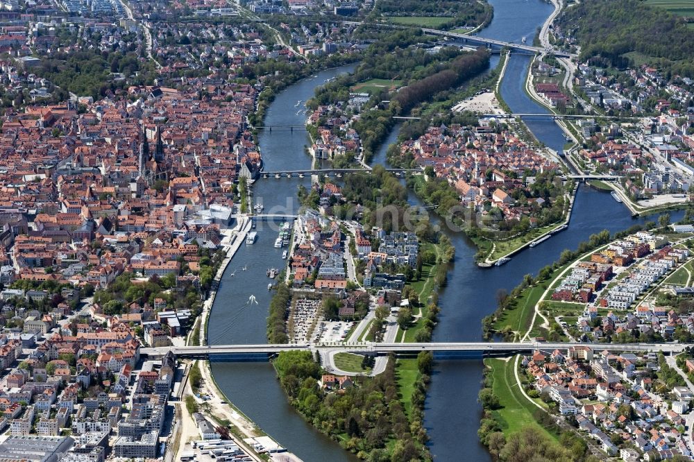 Luftbild Regensburg - Gesamtübersicht und Stadtgebiet mit Außenbezirken und Innenstadtbereich an der Donau in Regensburg im Bundesland Bayern, Deutschland