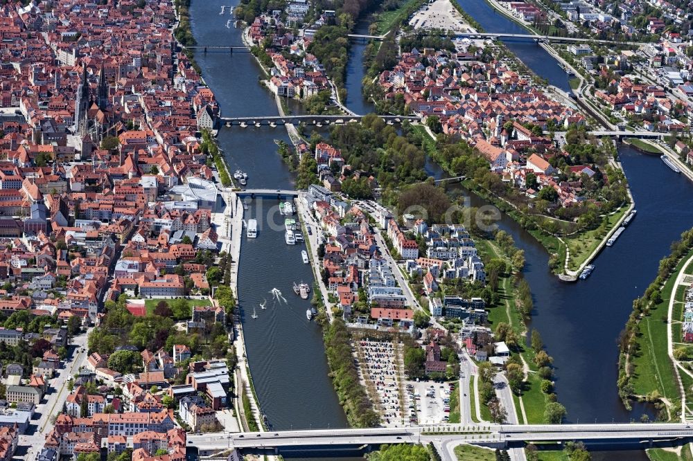 Luftaufnahme Regensburg - Gesamtübersicht und Stadtgebiet mit Außenbezirken und Innenstadtbereich an der Donau in Regensburg im Bundesland Bayern, Deutschland