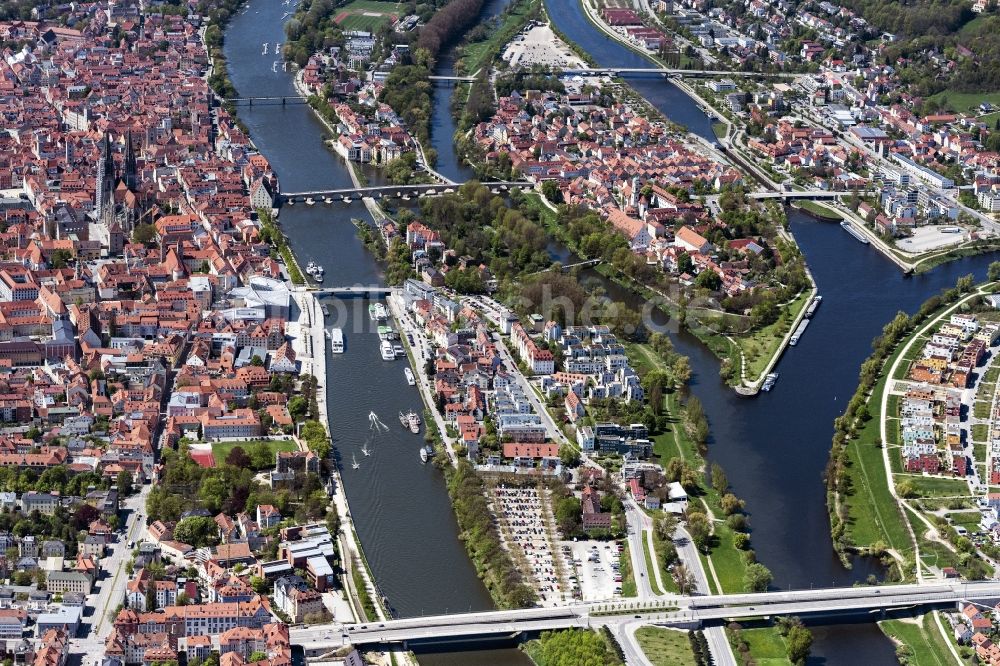 Regensburg von oben - Gesamtübersicht und Stadtgebiet mit Außenbezirken und Innenstadtbereich an der Donau in Regensburg im Bundesland Bayern, Deutschland