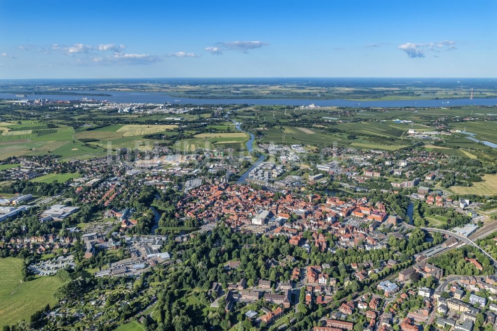 Stade aus der Vogelperspektive: Gesamtübersicht und Stadtgebiet mit Außenbezirken und Innenstadtbereich und Elbe in Stade im Bundesland Niedersachsen, Deutschland