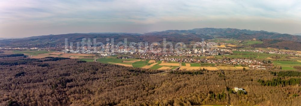 Emmendingen aus der Vogelperspektive: Gesamtübersicht und Stadtgebiet mit Außenbezirken und Innenstadtbereich in Emmendingen im Bundesland Baden-Württemberg, Deutschland