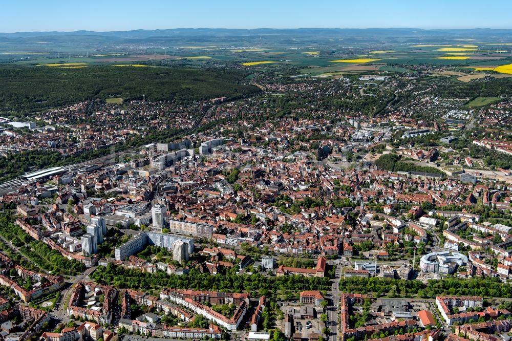 Luftaufnahme Erfurt - Gesamtübersicht und Stadtgebiet mit Außenbezirken und Innenstadtbereich in Erfurt im Bundesland Thüringen, Deutschland