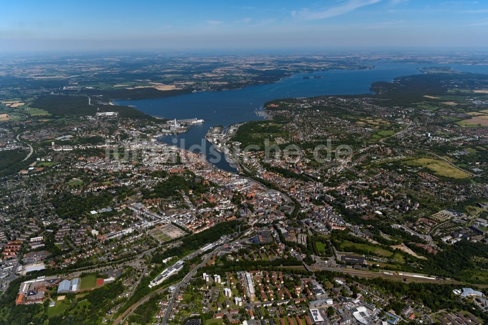 Luftaufnahme Flensburg - Gesamtübersicht und Stadtgebiet mit Außenbezirken und Innenstadtbereich in Flensburg im Bundesland Schleswig-Holstein, Deutschland