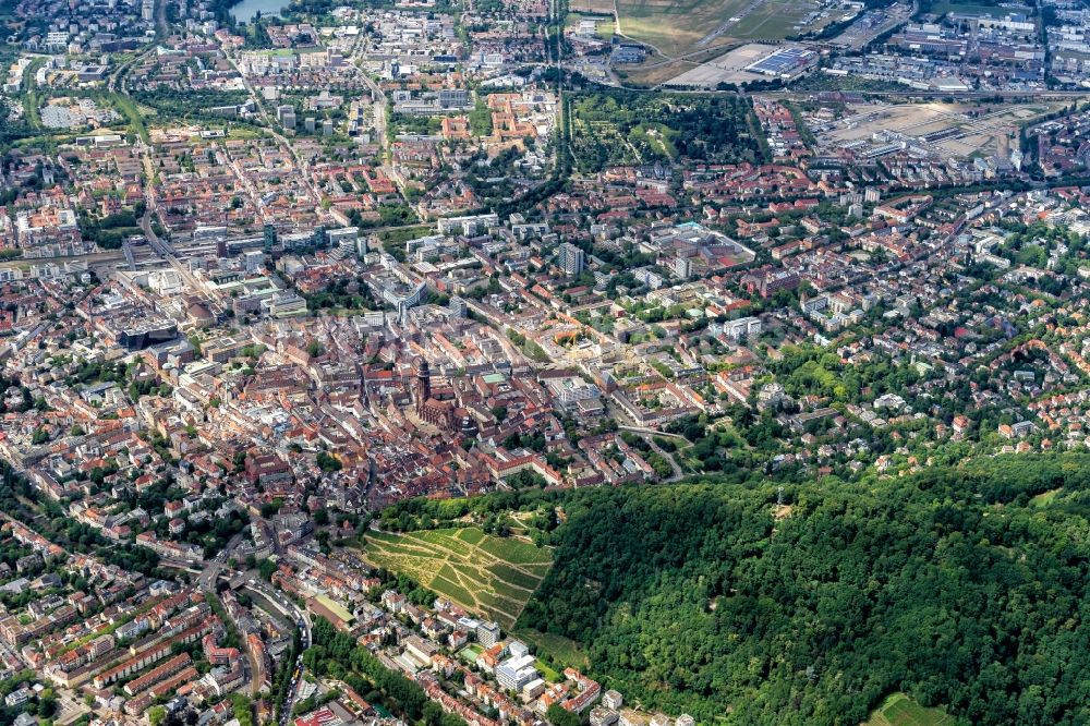 Luftaufnahme Freiburg im Breisgau - Gesamtübersicht und Stadtgebiet mit Außenbezirken und Innenstadtbereich in Freiburg im Breisgau im Bundesland Baden-Württemberg, Deutschland