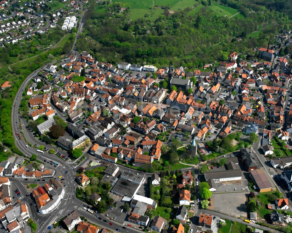 Luftaufnahme Grünberg - Gesamtübersicht und Stadtgebiet mit Außenbezirken und Innenstadtbereich in Grünberg im Bundesland Hessen, Deutschland