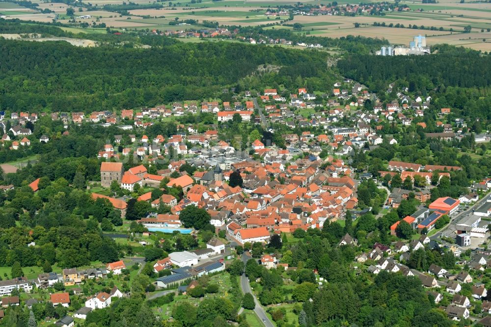 Hardegsen aus der Vogelperspektive: Gesamtübersicht und Stadtgebiet mit Außenbezirken und Innenstadtbereich in Hardegsen im Bundesland Niedersachsen, Deutschland