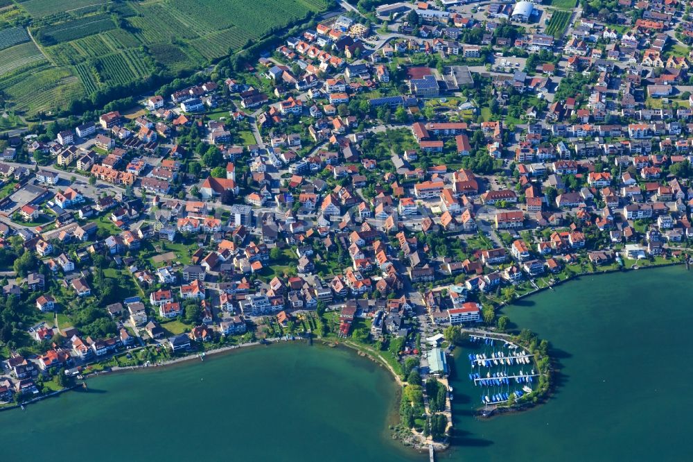 Luftaufnahme Immenstaad am Bodensee - Gesamtübersicht und Stadtgebiet mit Außenbezirken und Innenstadtbereich in Immenstaad am Bodensee im Bundesland Baden-Württemberg, Deutschland