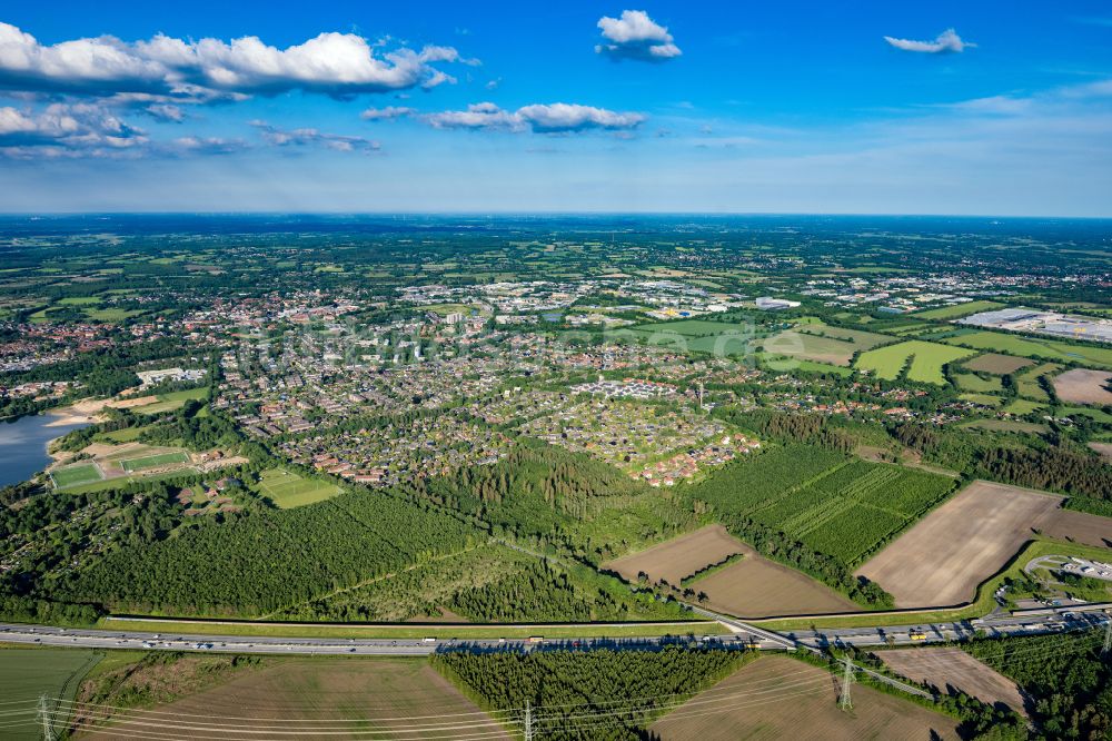 Luftaufnahme Kaltenkirchen - Gesamtübersicht und Stadtgebiet mit Außenbezirken und Innenstadtbereich in Kaltenkirchen im Bundesland Schleswig-Holstein, Deutschland