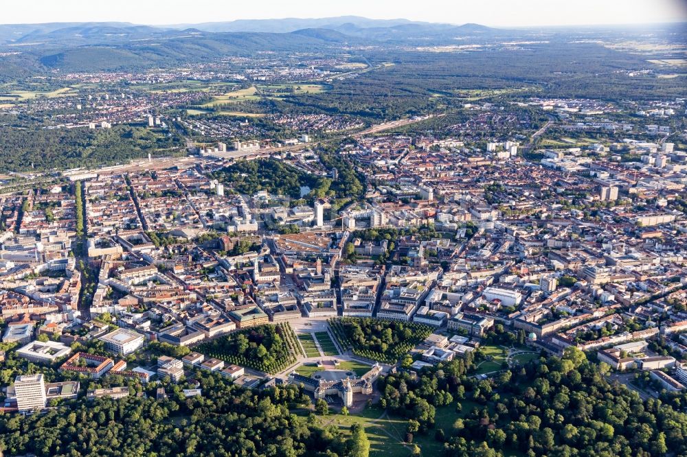 Luftaufnahme Karlsruhe - Gesamtübersicht und Stadtgebiet mit Außenbezirken und Innenstadtbereich in Karlsruhe im Bundesland Baden-Württemberg, Deutschland