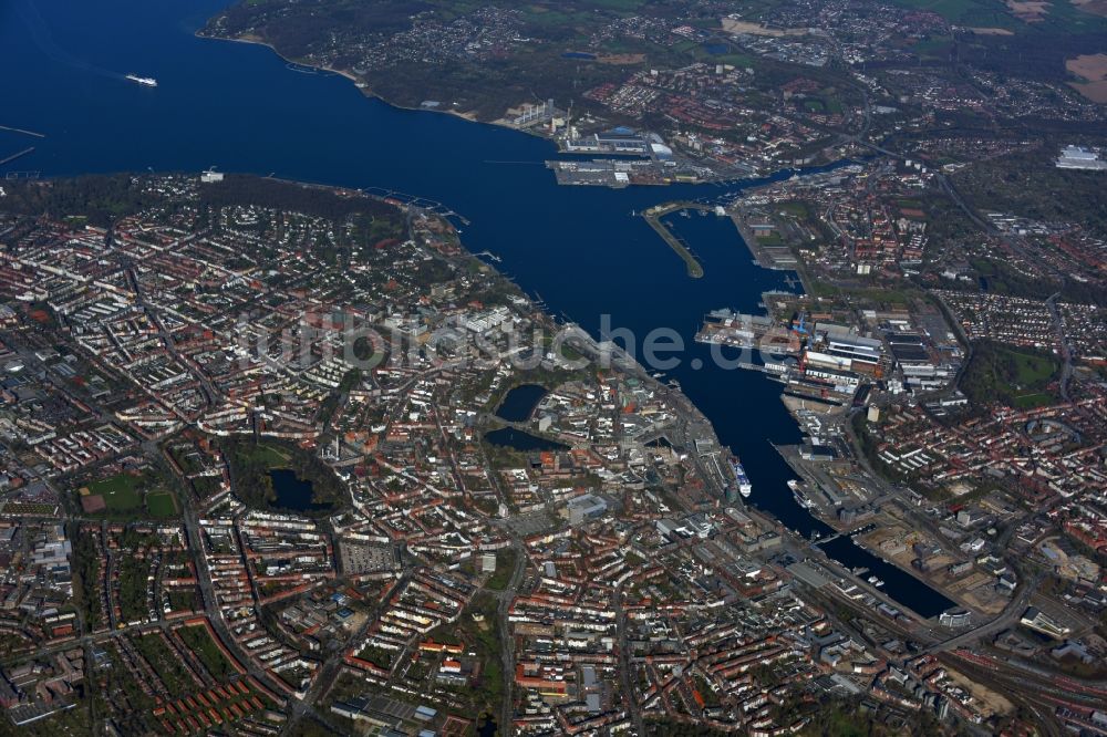 Kiel von oben - Gesamtübersicht und Stadtgebiet mit Außenbezirken und Innenstadtbereich in Kiel im Bundesland Schleswig-Holstein, Deutschland