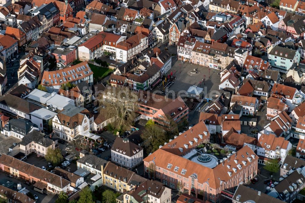 Luftaufnahme Lahr/Schwarzwald - Gesamtübersicht und Stadtgebiet mit Außenbezirken und Innenstadtbereich in Lahr/Schwarzwald im Bundesland Baden-Württemberg, Deutschland