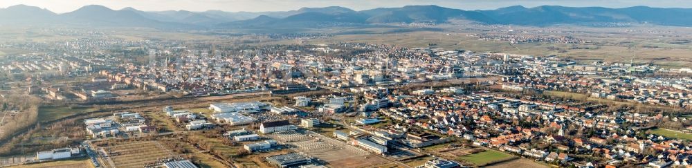 Landau in der Pfalz aus der Vogelperspektive: Gesamtübersicht und Stadtgebiet mit Außenbezirken und Innenstadtbereich in Landau in der Pfalz im Bundesland Rheinland-Pfalz, Deutschland