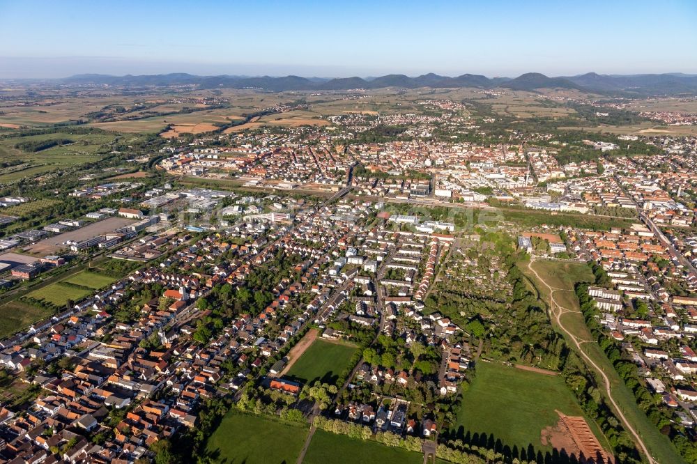 Luftbild Landau in der Pfalz - Gesamtübersicht und Stadtgebiet mit Außenbezirken und Innenstadtbereich in Landau in der Pfalz im Bundesland Rheinland-Pfalz, Deutschland