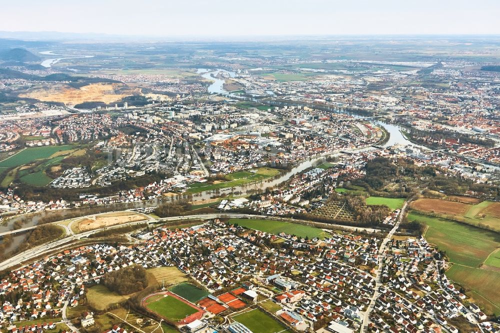 Lappersdorf aus der Vogelperspektive: Gesamtübersicht und Stadtgebiet mit Außenbezirken und Innenstadtbereich in Lappersdorf im Bundesland Bayern, Deutschland