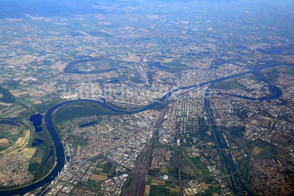 Luftaufnahme Mannheim - Gesamtübersicht und Stadtgebiet mit Außenbezirken und Innenstadtbereich in Mannheim im Bundesland Baden-Württemberg, Deutschland