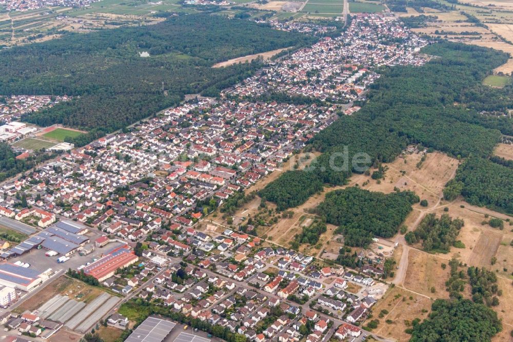 Maxdorf von oben - Gesamtübersicht und Stadtgebiet mit Außenbezirken und Innenstadtbereich in Maxdorf im Bundesland Rheinland-Pfalz, Deutschland