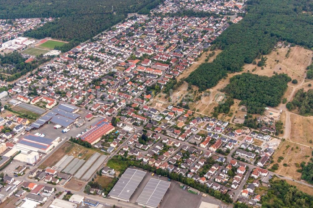 Maxdorf aus der Vogelperspektive: Gesamtübersicht und Stadtgebiet mit Außenbezirken und Innenstadtbereich in Maxdorf im Bundesland Rheinland-Pfalz, Deutschland