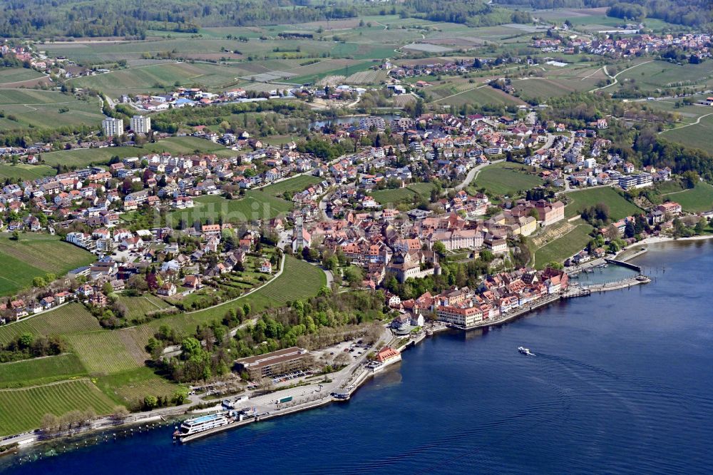 Meersburg aus der Vogelperspektive: Gesamtübersicht und Stadtgebiet mit Außenbezirken und Innenstadtbereich in Meersburg im Bundesland Baden-Württemberg, Deutschland