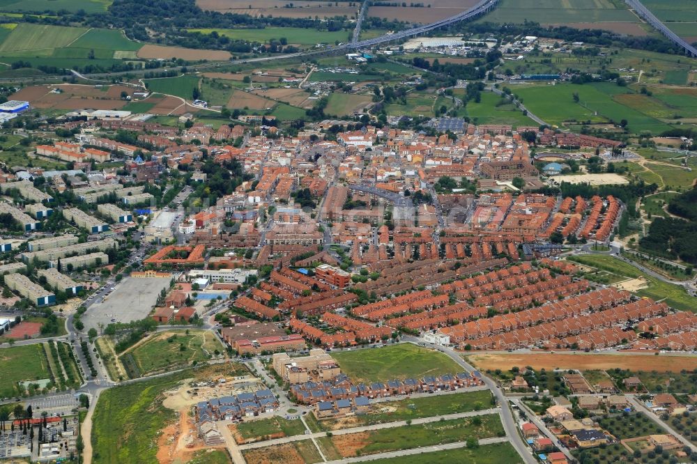 Luftaufnahme Mejorada del Campo - Gesamtübersicht und Stadtgebiet mit Außenbezirken und Innenstadtbereich in Mejorada del Campo in Comunidad de Madrid, Spanien