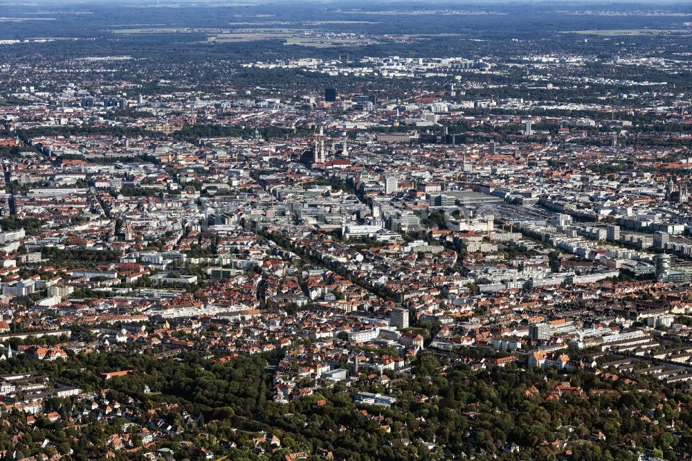 Luftbild München - Gesamtübersicht und Stadtgebiet mit Außenbezirken und Innenstadtbereich in München im Bundesland Bayern, Deutschland