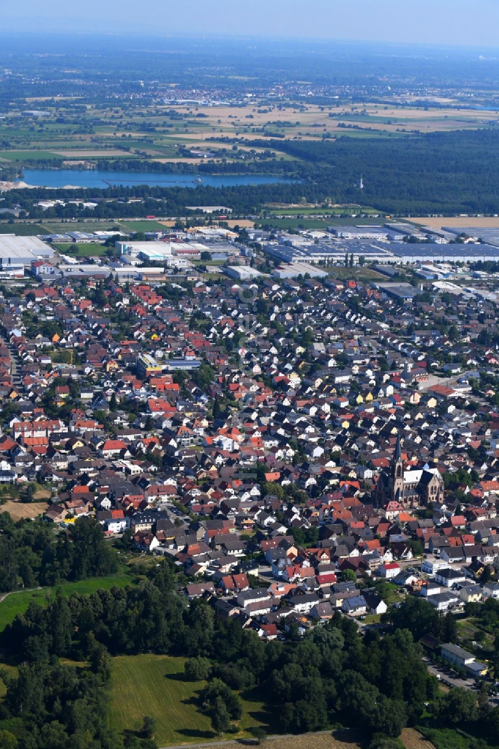 Luftbild Muggensturm - Gesamtübersicht und Stadtgebiet mit Außenbezirken und Innenstadtbereich in Muggensturm im Bundesland Baden-Württemberg, Deutschland