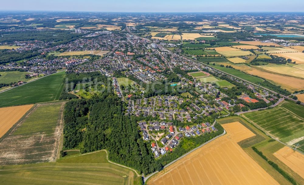 Neubeckum aus der Vogelperspektive: Gesamtübersicht und Stadtgebiet mit Außenbezirken und Innenstadtbereich in Neubeckum im Bundesland Nordrhein-Westfalen, Deutschland