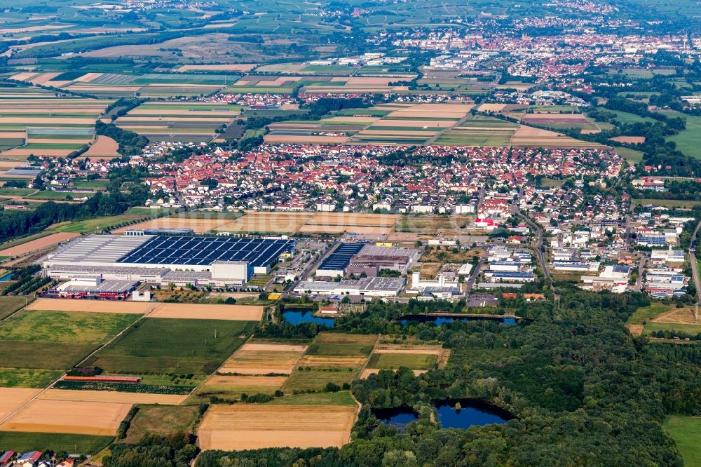 Offenbach an der Queich von oben - Gesamtübersicht und Stadtgebiet mit Außenbezirken und Innenstadtbereich in Offenbach an der Queich im Bundesland Rheinland-Pfalz, Deutschland