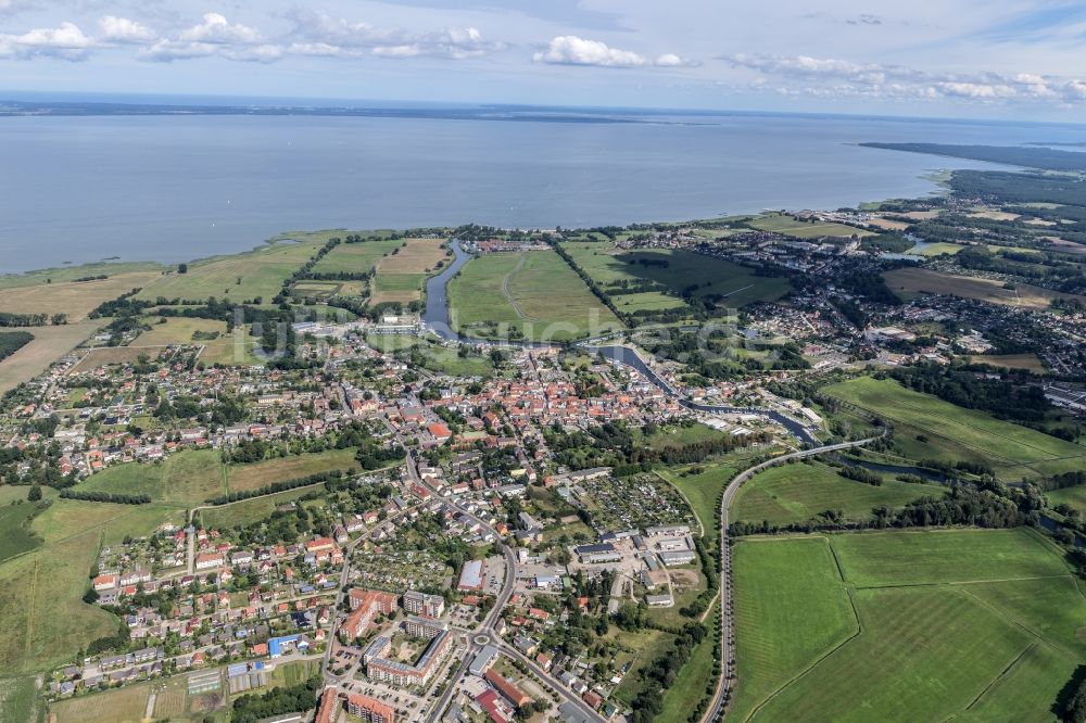 Luftaufnahme Ueckermünde - Gesamtübersicht und Stadtgebiet mit Außenbezirken und Innenstadtbereich im Ortsteil Ueckermünde in Ueckermünde im Bundesland Mecklenburg-Vorpommern