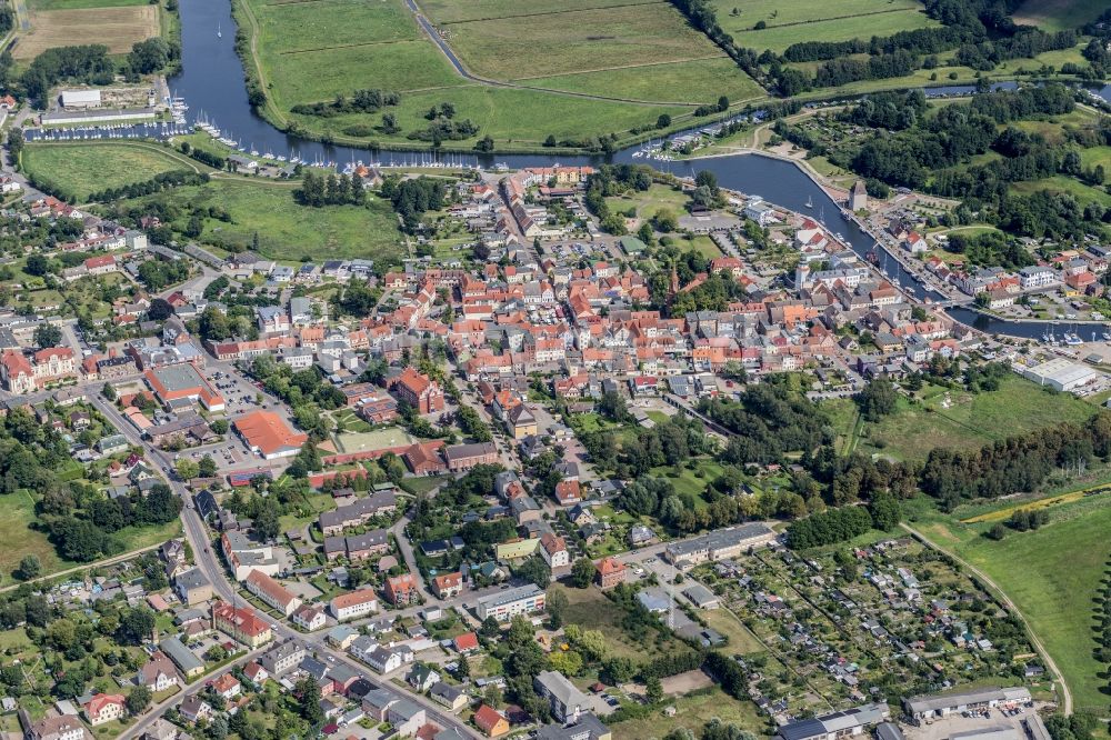 Ueckermünde von oben - Gesamtübersicht und Stadtgebiet mit Außenbezirken und Innenstadtbereich im Ortsteil Ueckermünde in Ueckermünde im Bundesland Mecklenburg-Vorpommern