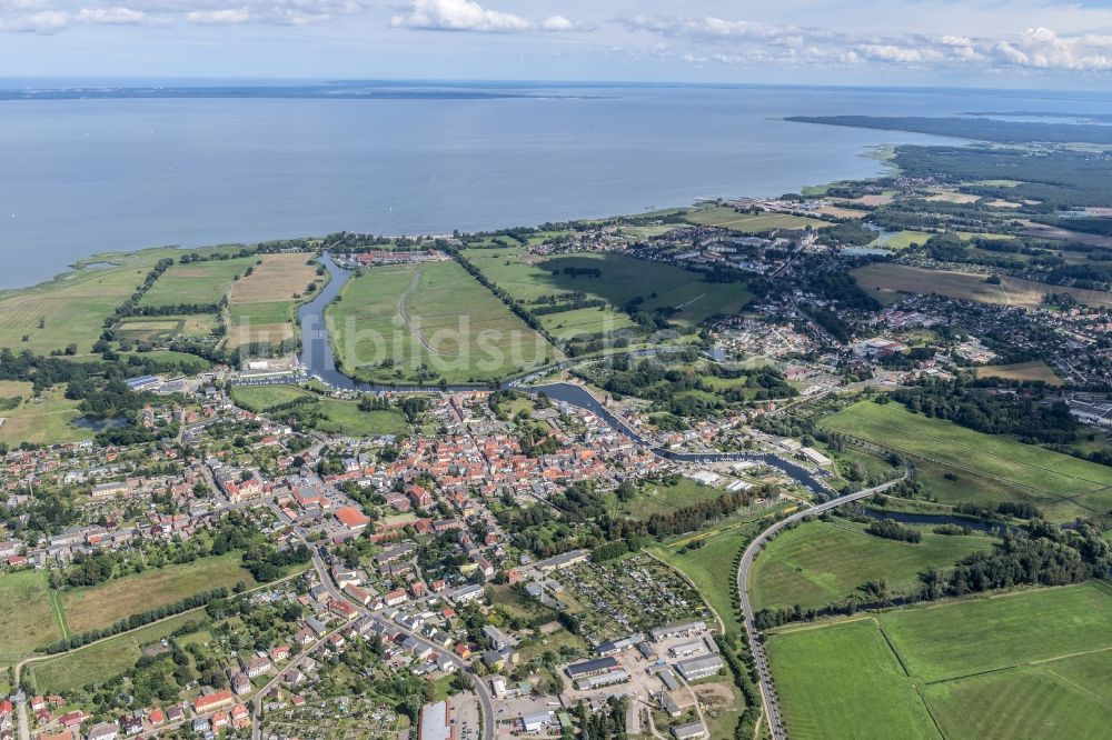 Ueckermünde aus der Vogelperspektive: Gesamtübersicht und Stadtgebiet mit Außenbezirken und Innenstadtbereich im Ortsteil Ueckermünde in Ueckermünde im Bundesland Mecklenburg-Vorpommern