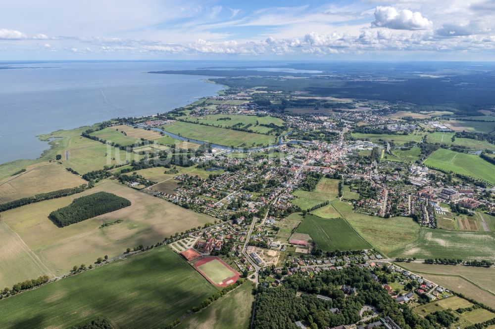 Luftbild Ueckermünde - Gesamtübersicht und Stadtgebiet mit Außenbezirken und Innenstadtbereich im Ortsteil Ueckermünde in Ueckermünde im Bundesland Mecklenburg-Vorpommern