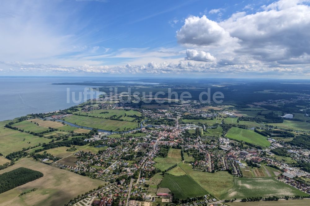 Luftaufnahme Ueckermünde - Gesamtübersicht und Stadtgebiet mit Außenbezirken und Innenstadtbereich im Ortsteil Ueckermünde in Ueckermünde im Bundesland Mecklenburg-Vorpommern