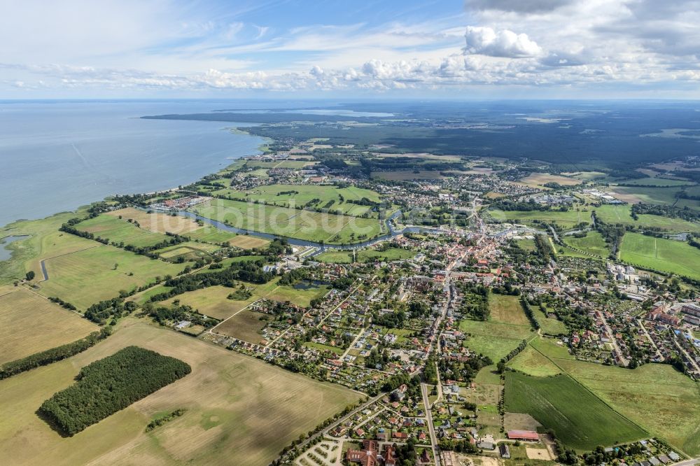 Ueckermünde von oben - Gesamtübersicht und Stadtgebiet mit Außenbezirken und Innenstadtbereich im Ortsteil Ueckermünde in Ueckermünde im Bundesland Mecklenburg-Vorpommern