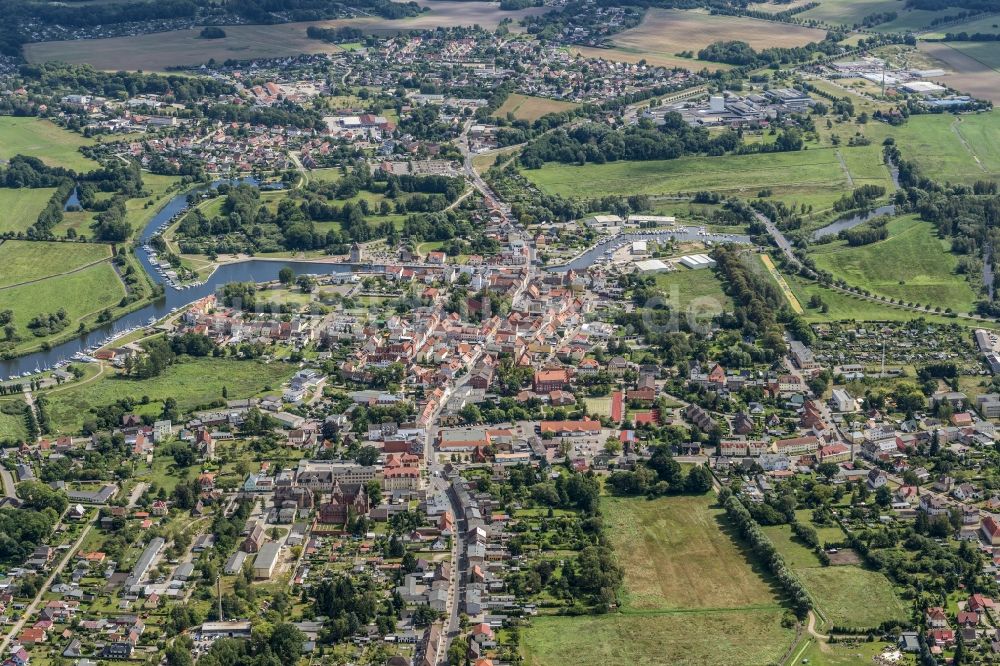 Ueckermünde aus der Vogelperspektive: Gesamtübersicht und Stadtgebiet mit Außenbezirken und Innenstadtbereich im Ortsteil Ueckermünde in Ueckermünde im Bundesland Mecklenburg-Vorpommern