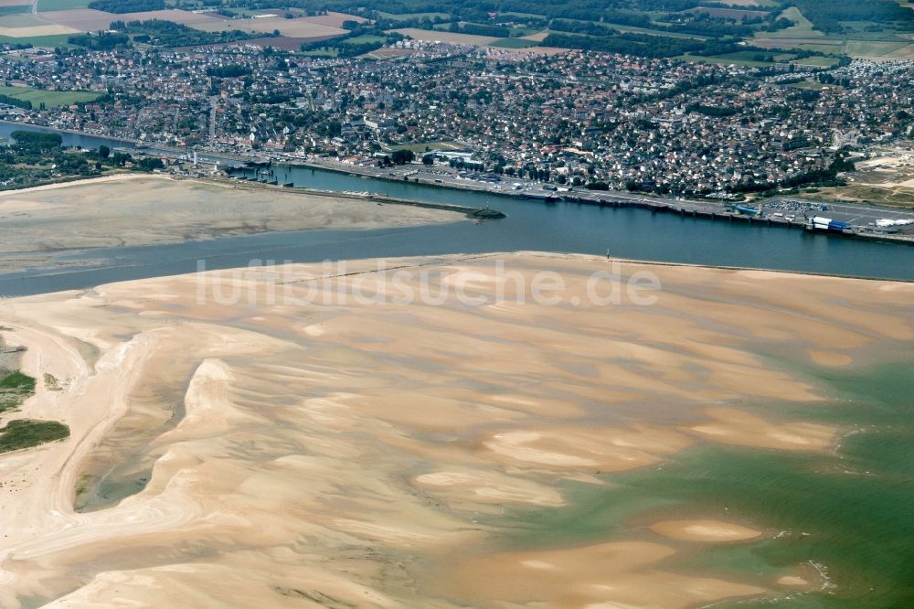 Luftaufnahme Ouistreham - Gesamtübersicht und Stadtgebiet mit Außenbezirken und Innenstadtbereich in Ouistreham in , Frankreich