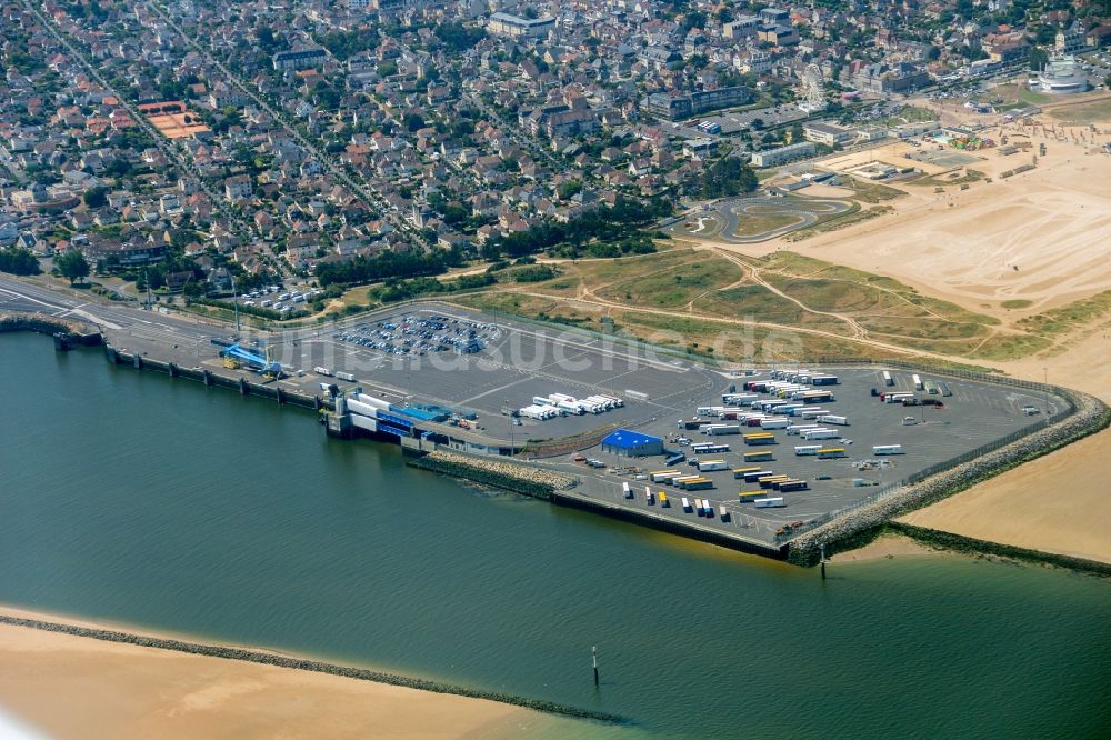 Ouistreham von oben - Gesamtübersicht und Stadtgebiet mit Außenbezirken und Innenstadtbereich in Ouistreham in , Frankreich