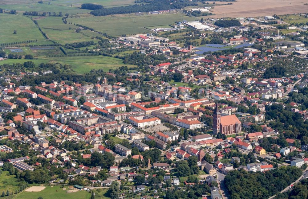 Luftaufnahme Pasewalk - Gesamtübersicht und Stadtgebiet mit Außenbezirken und Innenstadtbereich in Pasewalk im Bundesland Mecklenburg-Vorpommern, Deutschland