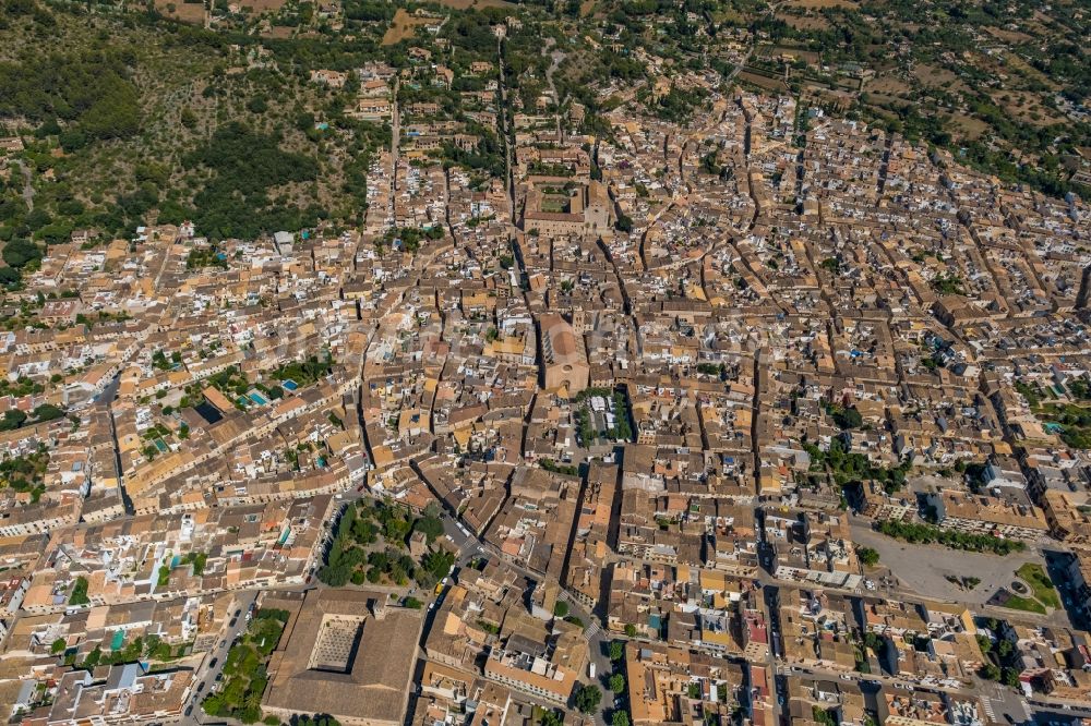 Pollenca von oben - Gesamtübersicht und Stadtgebiet mit Außenbezirken und Innenstadtbereich in Pollenca in Balearische Insel Mallorca, Spanien