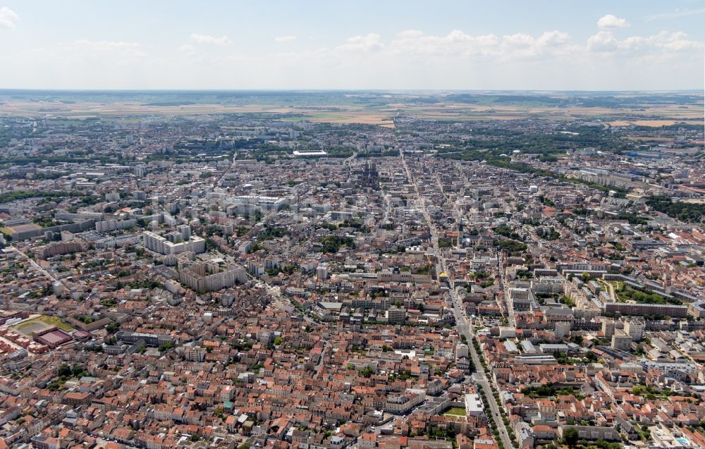 Reims aus der Vogelperspektive: Gesamtübersicht und Stadtgebiet mit Außenbezirken und Innenstadtbereich in Reims in Grand Est, Frankreich