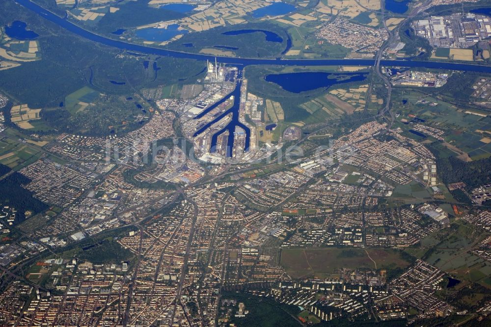 Luftaufnahme Karlsruhe - Gesamtübersicht und Stadtgebiet mit Außenbezirken, Innenstadtbereich und Rheinhafen in Karlsruhe im Bundesland Baden-Württemberg, Deutschland