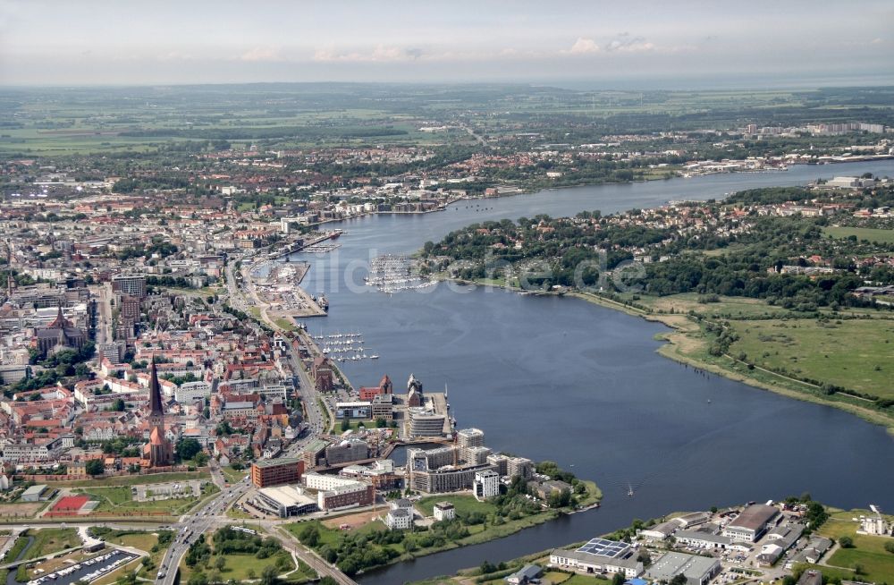 Luftaufnahme Rostock - Gesamtübersicht und Stadtgebiet mit Außenbezirken und Innenstadtbereich in Rostock im Bundesland Mecklenburg-Vorpommern, Deutschland