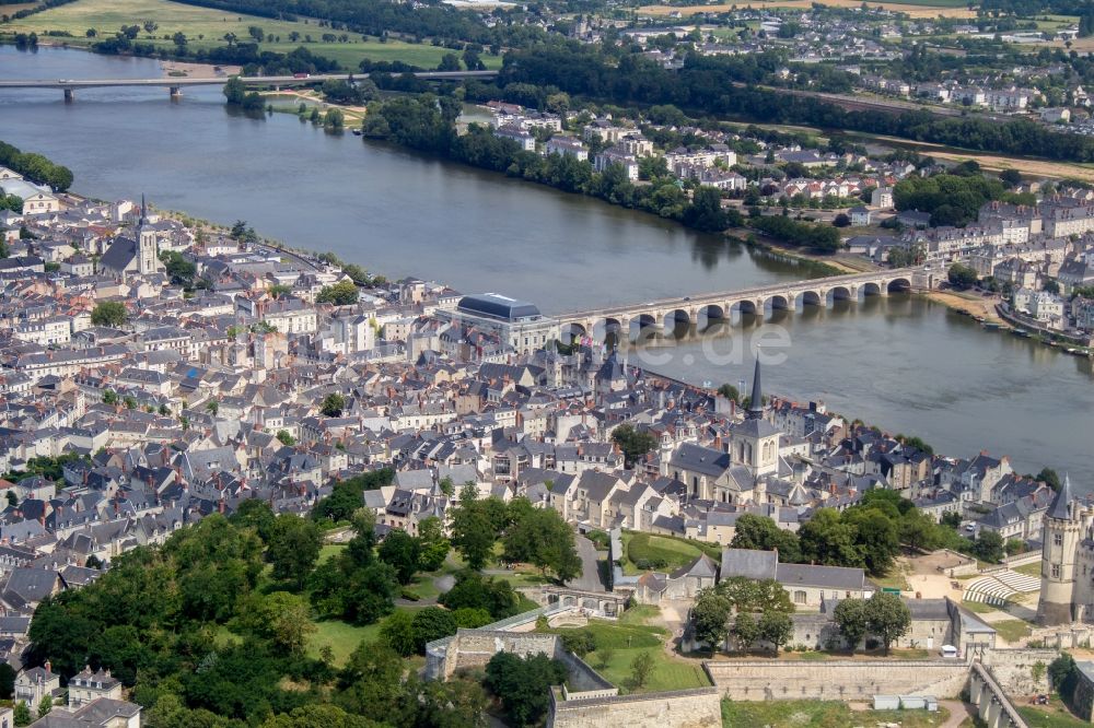 Luftaufnahme Saumur - Gesamtübersicht und Stadtgebiet mit Außenbezirken und Innenstadtbereich in Saumur in Pays de la Loire, Frankreich